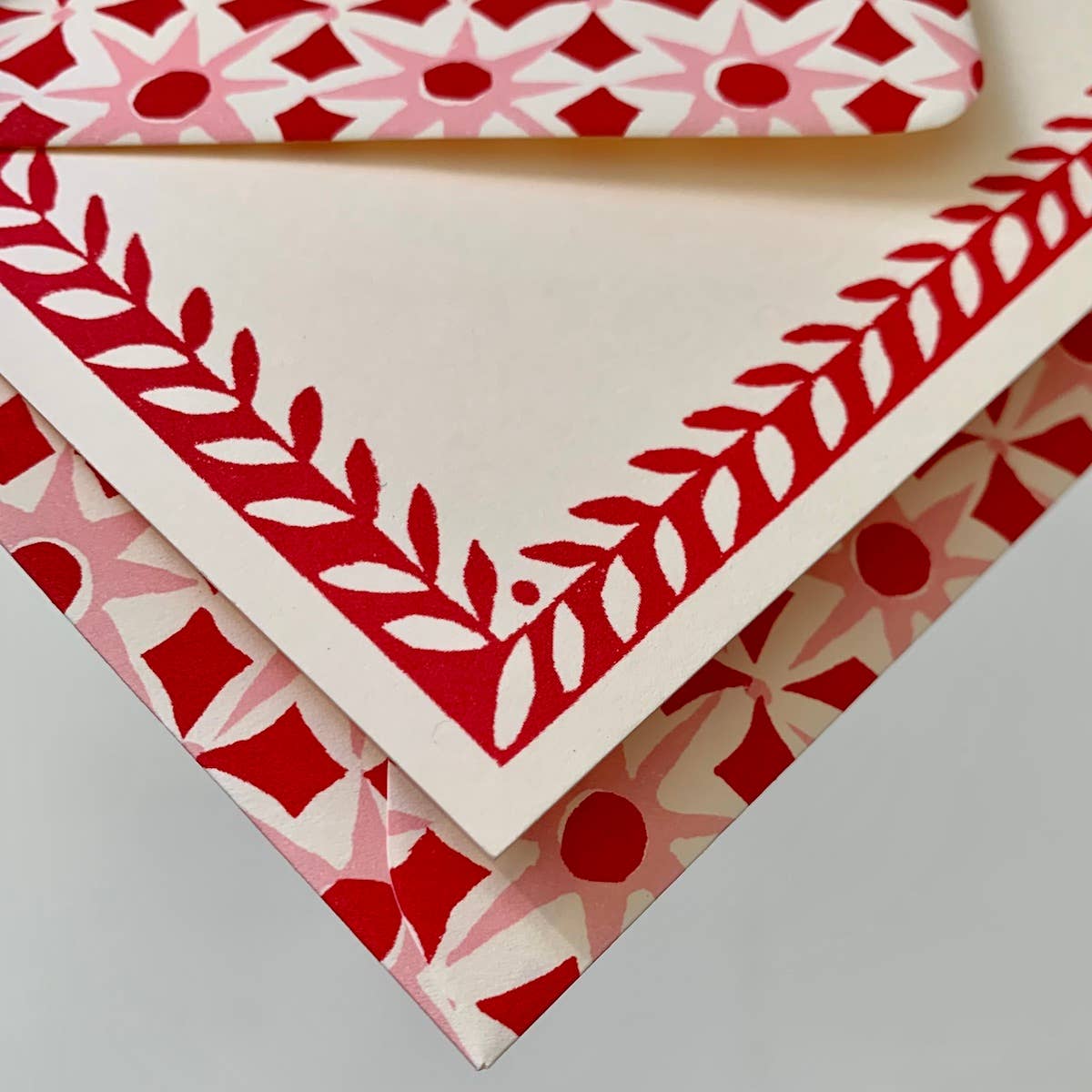 Cambridge Imprint - Packet of Ten Patterned Envelopes Alhambra red/pink